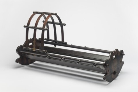 Historisches mechanisches Gerät mit Metallrollen und Holzrahmen, Museum Stuttgart.