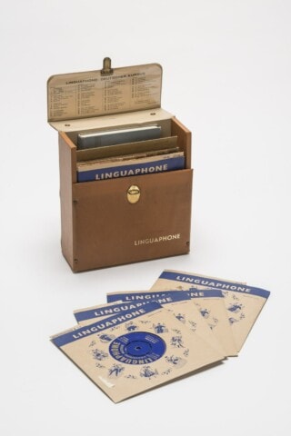 Linguaphone-Sprachlernset mit Schallplatte und Lehrmaterial in brauner Box.