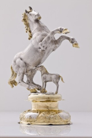 Elegantes Pferd und Fohlen aus Porzellan auf goldener Basis, Kunsthandwerk.