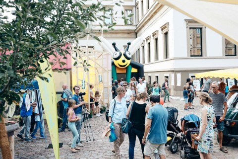Buntes Stadtfest vor dem StadtPalais Stuttgart mit Besuchern und Kinderaktivitäten.