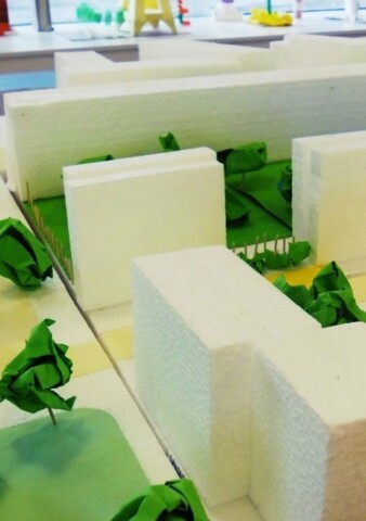 Modell eines Stadtplans mit Gebäuden und grünen Bäumen, Museum Stuttgart.