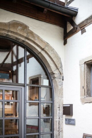 Historische Fassade des StadtPalais Stuttgart mit steinernem Torbogen.