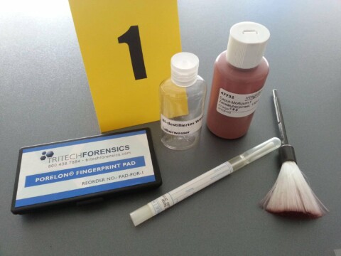 Medizinische Proben, Pipette, Reagenzgläser und Pinsel auf grauem Hintergrund.