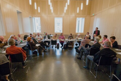 Ein Treffen des Freundeskreises im StadtPalais Stuttgart, Diskussion in modernem Raum.