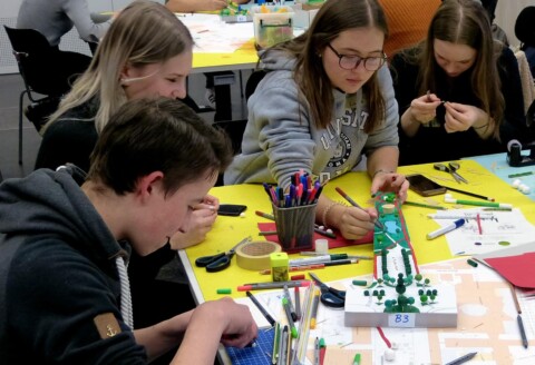 Bunte Gruppe arbeitet an kreativen Bauprojekten bei der StadtbauAkademie.