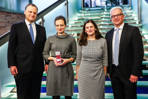 Ein Gruppenfoto von vier Personen bei einer Auszeichnung im Museum StadtPalais Stuttgart.