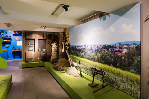 Bergpanorama und historische Exponate im Heimatmuseum Plieningen.