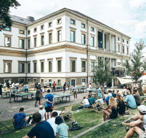 Ein lebendiges Museum im Stadtpalais Stuttgart mit Besuchern im Freien.