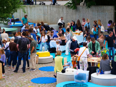 Bunte Menschen beim Sommermarkt am StadtPalais Stuttgart, lebendige Atmosphäre.