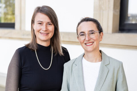 Ein Team von zwei Frauen im Museum StadtPalais Stuttgart, professionell und freundlich.