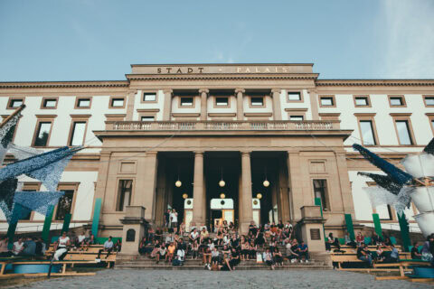 Museum mit Besuchern vor dem historischen Gebäude, Stellen­ausschreibungen.