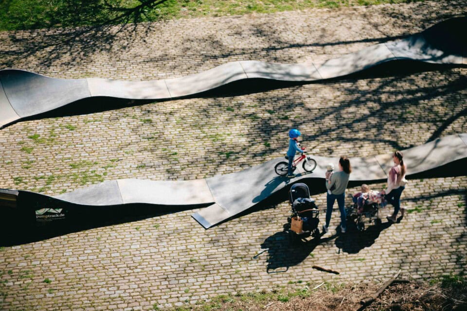 Ein Familienausflug im StadtPalais Stuttgart mit Kindern und Fahrrad auf dem Platz.