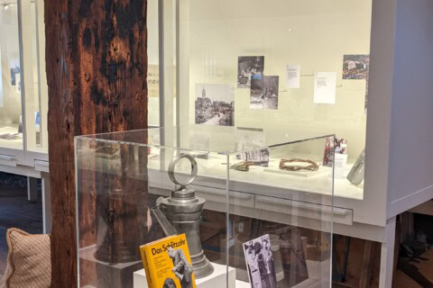 Historische Artefakte im Stadtmuseum Bad Cannstatt, in Vitrinen ausgestellt.