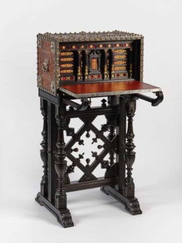 Antiker Leder-Kabinettschrank König Wilhelm II im Museum StadtPalais Stuttgart.
