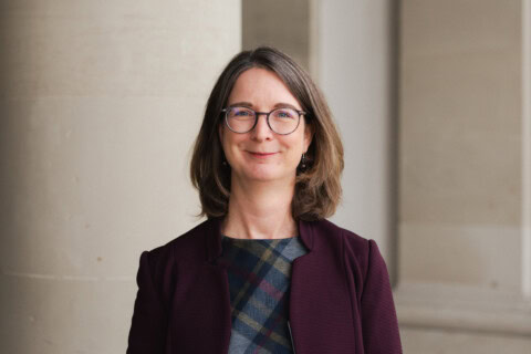 Kunsthistorikerin im Museum für Stuttgart, StadtPalais, mit Brille und Lächeln.