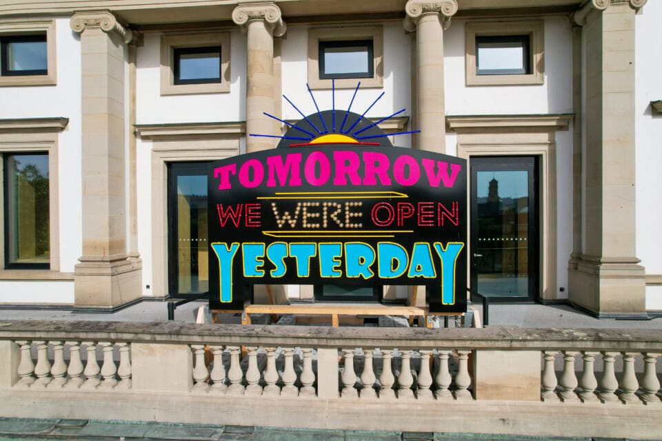 TOMORROW WE'RE OPEN, YESTERDAY, bunte Lichtinstallation vor Museum Stuttgart.
