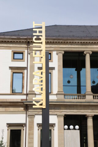 StadtPalais Stuttgart Museum mit moderner Installationsskulptur vor klassischer Fassade.