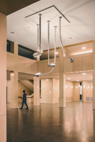 Einrichtung im Museum mit hängenden Installationen und moderner Architektur.