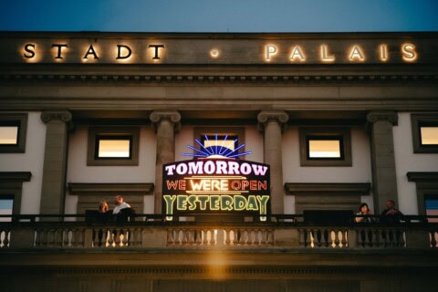 Blick auf das StadtPalais Stuttgart mit leuchtender Installation 