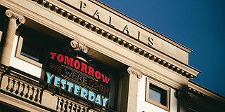 Zur Seite der Ausstellung - Ein Blick auf das historische StadtPalais mit Plakat für eine Ausstellung.