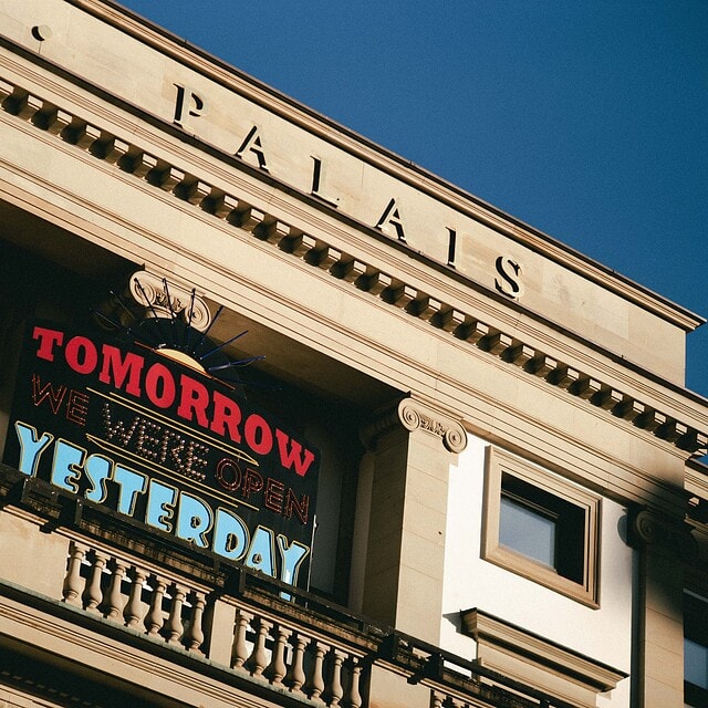 Ein Blick auf das historische StadtPalais mit Plakat für eine Ausstellung.