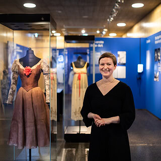 Frau bei einer Führung im Museum vor historischen Ballettkostümen, Stuttgart.