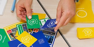 Förderung nachhaltiger Entwicklung durch das 2030 SDGs Spiel mit bunten Karten.