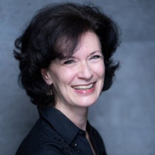 Künstlerische Fotografie einer Frau beim Tanzworkshop 40+ mit Sonia Santiago, StadtPalais Stuttgart.