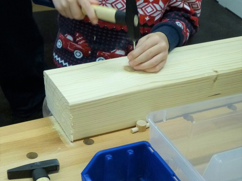 Holzarbeit Workshop für Kinder im StadtPalais Stuttgart, kreative Bastelaktivität.