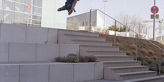 Zur Seite der Veranstaltung - Ein junger Skater springt über Treppenstufen vor moderner Architektur in Stuttgart.