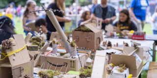 Bastelaktivitäten beim Hausforschertag: Kinder bauen die Stadt der Zukunft mit Kartons.