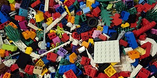 Bunte LEGO-Steine für Kinder beim Lego-Treff im StadtPalais Stuttgart.