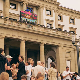 Tagesansicht des StadtPalais mit Menschen vor dem Museum, Banner 