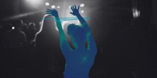 Stuttgart im Rausch: Silhouette einer tanzenden Person bei Nacht mit Licht- und Schatteneffekten.