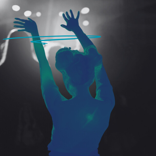 Stuttgart im Rausch: Silhouette einer tanzenden Person bei Nacht mit Licht- und Schatteneffekten.