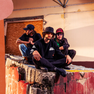 Ein Trio von Jazzmusikern beim Open Stage Event im StadtPalais Stuttgart, entspannt und kreativ.