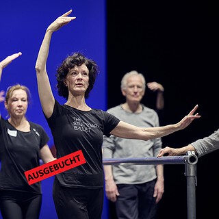 Frauen im Tanzkurs proben auf der Bühne.
