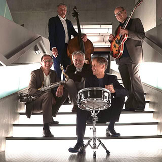Der Swing-Orchester spielt auf einer modernen Treppe im StadtPalais Stuttgart.