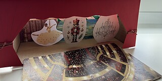 Ein handgefertigtes Marionettentheater mit Ballettfiguren und winterlicher Dekoration.
