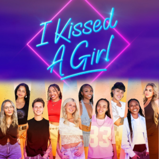Vielfältige junge Menschen vor Neon-Schriftzug 'I Kissed A Girl' bei StadtPalais Stuttgart.