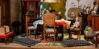 Detailliertes Puppenhaus mit Möbeln und Dekorationen im Museum.