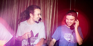 Zwei DJs beim Reggae-Set im StadtPalais Stuttgart, lebendige Atmosphäre.