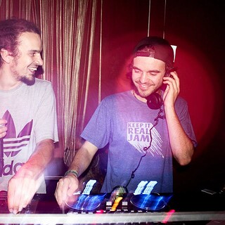 Zwei DJs beim Reggae-Set im StadtPalais Stuttgart, lebendige Atmosphäre.