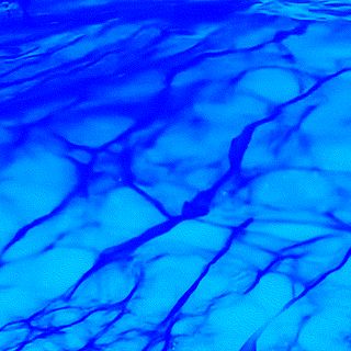 Blaue, marmorierte Wasseroberfläche mit dunklen Adern.