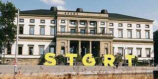 StadtPalais Stuttgart Museum mit großen gelben Buchstaben vor dem Gebäude.