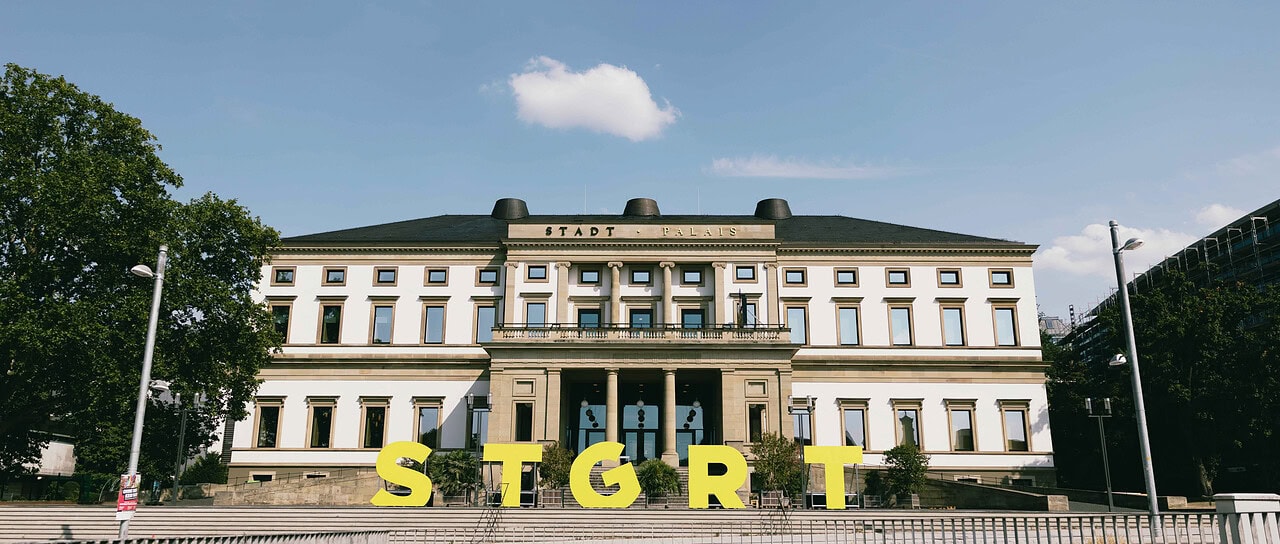 StadtPalais Stuttgart, historisches Museum mit moderner Beschilderung vor dem Gebäude.