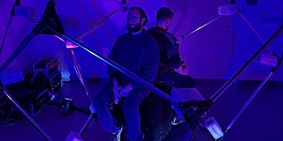 Künstlerische Soundinstallation im dunklen Raum mit blauer Beleuchtung bei StadtPalais.