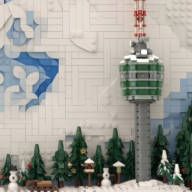 Detaillierte LEGO Winter City mit Schneelandschaft und Weihnachtsbaum.