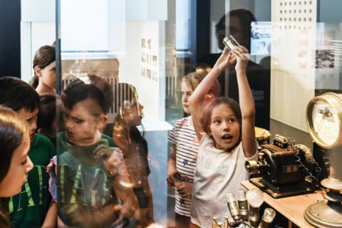 Kinder im Museum Stuttgart entdecken historische Geräte und Ausstellungen.