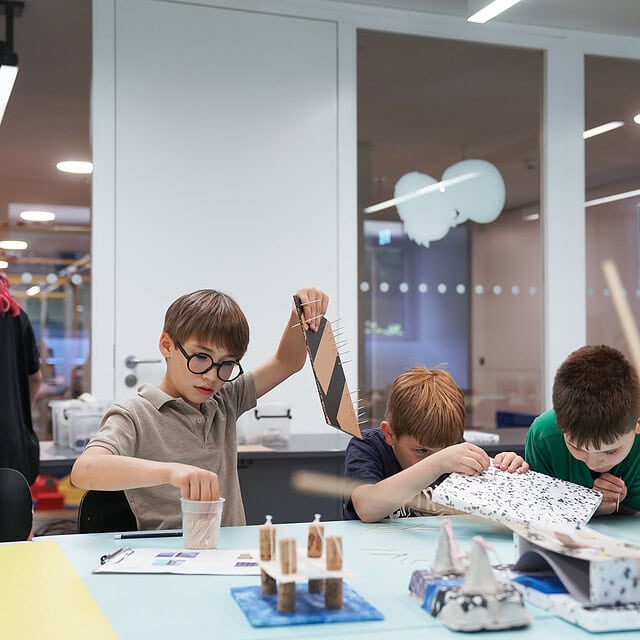 Kinder beim Workshop im StadtPalais Stuttgart, kreative Lernaktivität für Grundstufe.